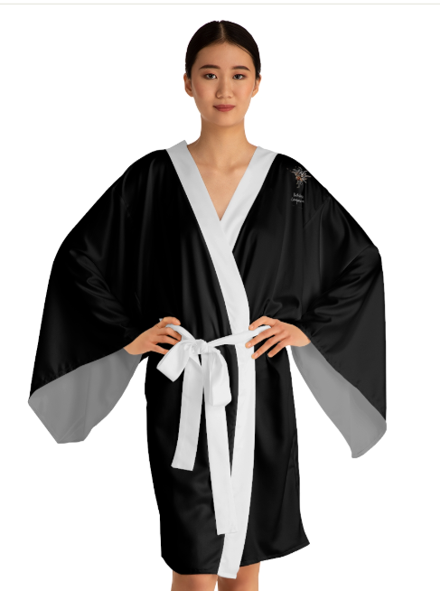 Elegante bata tipo kimono de manga larga negra para relajarse y cuidarse