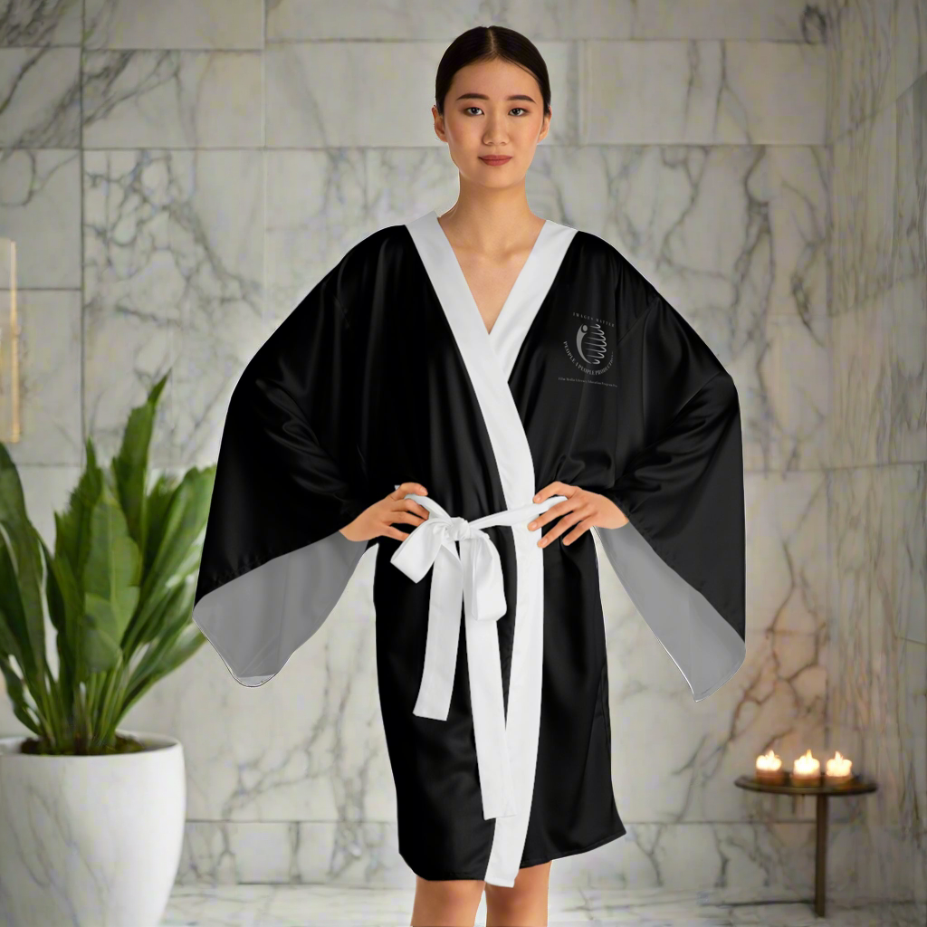 Elegante bata tipo kimono de manga larga negra para relajarse y cuidarse