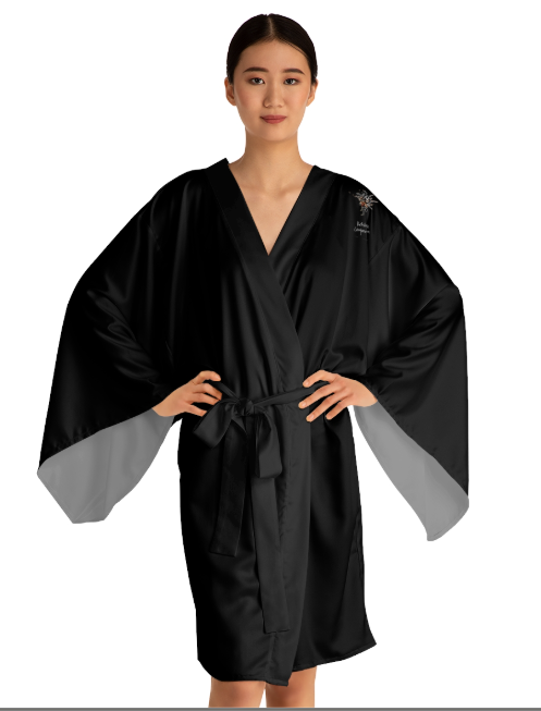 Elegante bata tipo kimono de manga larga negra para relajarse y cuidarse